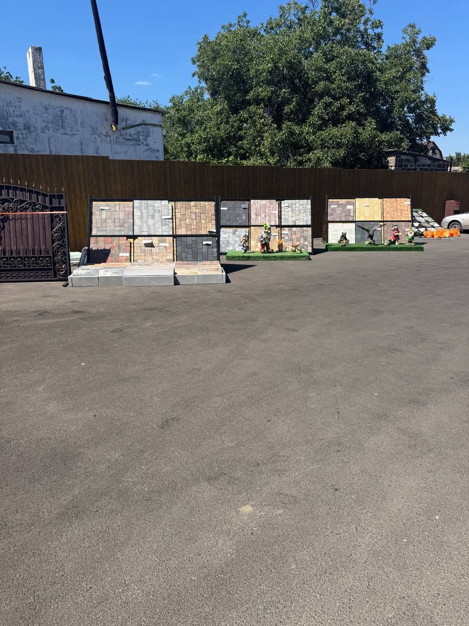 Брусчатка на открытой выставочной площадке магазина